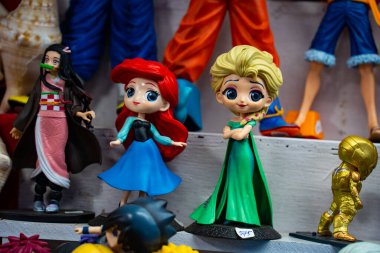 MUMBAI, MAHARASHTRA, INDIA, 9 Aralık 2024: Fil Mağaraları yerel pazarında turistlere oyuncak bebek ve geleneksel ürünler satan tedarikçi.