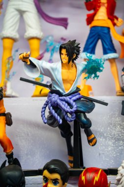 MUMBAI, MAHARASHTRA, INDIA, 9 Aralık 2024: Fil Mağaraları yerel pazarında turistlere oyuncak bebek ve geleneksel ürünler satan tedarikçi.