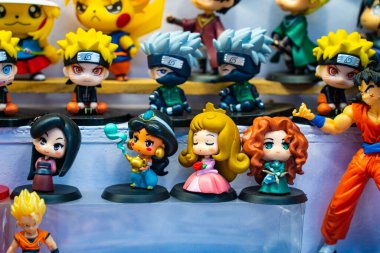 MUMBAI, MAHARASHTRA, INDIA, 9 Aralık 2024: Fil Mağaraları yerel pazarında turistlere oyuncak bebek ve geleneksel ürünler satan tedarikçi.