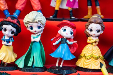 MUMBAI, MAHARASHTRA, INDIA, 9 Aralık 2024: Fil Mağaraları yerel pazarında turistlere oyuncak bebek ve geleneksel ürünler satan tedarikçi.