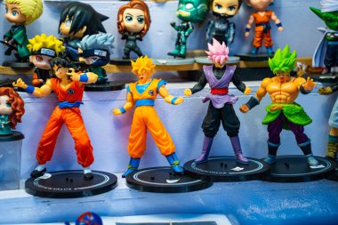 MUMBAI, MAHARASHTRA, INDIA, 9 Aralık 2024: Fil Mağaraları yerel pazarında turistlere oyuncak bebek ve geleneksel ürünler satan tedarikçi.