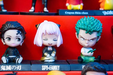 MUMBAI, MAHARASHTRA, INDIA, 9 Aralık 2024: Fil Mağaraları yerel pazarında turistlere oyuncak bebek ve geleneksel ürünler satan tedarikçi.