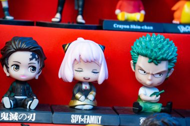 MUMBAI, MAHARASHTRA, INDIA, 9 Aralık 2024: Fil Mağaraları yerel pazarında turistlere oyuncak bebek ve geleneksel ürünler satan tedarikçi.