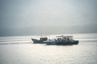 MUMBAI, MAHARASHTRA, INDIA, 9 Aralık 2024: Arap denizinde balıkçı tekneleri, Mumbai.