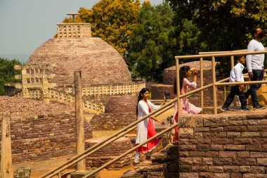 SANCHI, MADHYA PRADESH, INDIA, 10 Mart 2022: UNESCO Dünya Mirası Alanına Büyük Sançi Stupa ve tesislerine turist ziyareti.