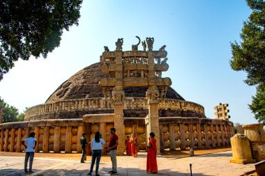 SANCHI, MADHYA PRADESH, INDIA, 10 Mart 2022: UNESCO Dünya Mirası Alanına Büyük Sançi Stupa ve tesislerine turist ziyareti.
