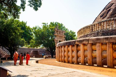 SANCHI, MADHYA PRADESH, INDIA, 10 Mart 2022: UNESCO Dünya Mirası Alanına Büyük Sançi Stupa ve tesislerine turist ziyareti.