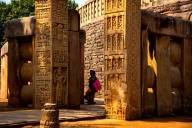SANCHI, MADHYA PRADESH, INDIA, 10 Mart 2022: UNESCO Dünya Mirası Alanına Büyük Sançi Stupa ve tesislerine turist ziyareti.