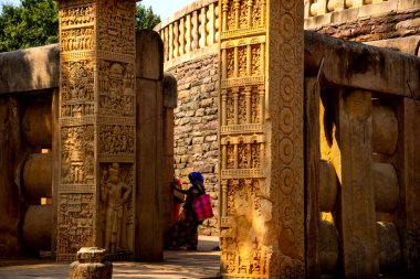 SANCHI, MADHYA PRADESH, INDIA, 10 Mart 2022: UNESCO Dünya Mirası Alanına Büyük Sançi Stupa ve tesislerine turist ziyareti.