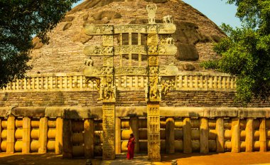SANCHI, MADHYA PRADESH, INDIA, 10 Mart 2022: UNESCO Dünya Mirası Alanına Büyük Sançi Stupa ve tesislerine turist ziyareti.
