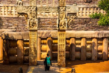 SANCHI, MADHYA PRADESH, INDIA, 10 Mart 2022: UNESCO Dünya Mirası Alanına Büyük Sançi Stupa ve tesislerine turist ziyareti.