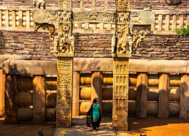 SANCHI, MADHYA PRADESH, INDIA, 10 Mart 2022: UNESCO Dünya Mirası Alanına Büyük Sançi Stupa ve tesislerine turist ziyareti.