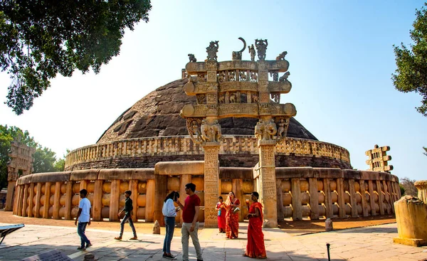 SANCHI, MADHYA PRADESH, INDIA, 10 Mart 2022: UNESCO Dünya Mirası Alanına Büyük Sançi Stupa ve tesislerine turist ziyareti.