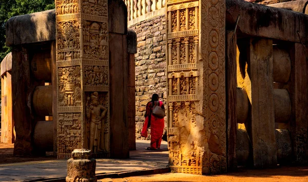 SANCHI, MADHYA PRADESH, INDIA, 10 Mart 2022: UNESCO Dünya Mirası Alanına Büyük Sançi Stupa ve tesislerine turist ziyareti.