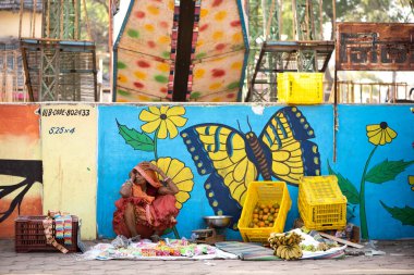 ALIRAJPUR, MADHYA PRADESH, INDIA, 15 Mart 2022: Bhagoria Haat Festivali olarak da bilinen Bhagoria kabile festivalinde çeşitli mallar satan tedarikçi. 