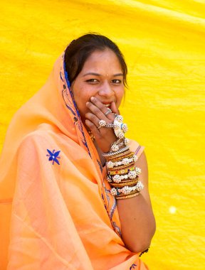 ALIRAJPUR, MADHYA PRADESH, INDIA, 15 Mart 2022: Kabile kadınları Bhagoria kabile festivalinde bir araya geldiler.