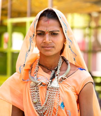 ALIRAJPUR, MADHYA PRADESH, INDIA, 15 Mart 2022: Kabile kadınları Bhagoria kabile festivalinde bir araya geldiler.