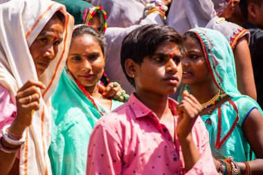 ALIRAJPUR, MADHYA PRADESH, INDIA, 15 Mart 2022: Kabile kadınları Bhagoria kabile festivalinde bir araya geldiler.