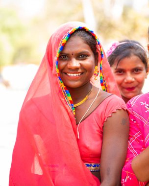 ALIRAJPUR, MADHYA PRADESH, INDIA, 15 Mart 2022: Kabile kadınları Bhagoria kabile festivalinde bir araya geldiler.