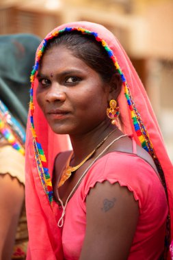 ALIRAJPUR, MADHYA PRADESH, INDIA, 15 Mart 2022: Kabile kadınları Bhagoria kabile festivalinde bir araya geldiler.