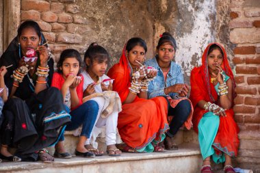 ALIRAJPUR, MADHYA PRADESH, INDIA, 15 Mart 2022: Kabile kadınları Bhagoria kabile festivalinde bir araya geldiler.