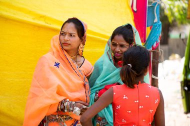 ALIRAJPUR, MADHYA PRADESH, INDIA, 15 Mart 2022: Kabile kadınları Bhagoria kabile festivalinde bir araya geldiler.