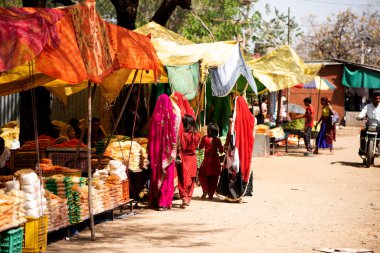 ALIRAJPUR, MADHYA PRADESH, INDIA, 15 Mart 2022: Bhagoria Haat Festivali olarak da bilinen Bhagoria kabile festivalinde çeşitli mallar satan tedarikçi. 