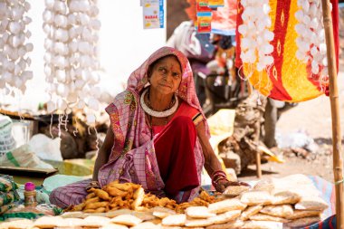 ALIRAJPUR, MADHYA PRADESH, INDIA, 15 Mart 2022: Bhagoria Haat Festivali olarak da bilinen Bhagoria kabile festivalinde çeşitli mallar satan tedarikçi. 