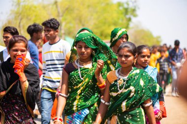 ALIRAJPUR, MADHYA PRADESH, INDIA, 15 Mart 2022: Kabile halkı Bhagoria kabile festivali için bir araya geldi..