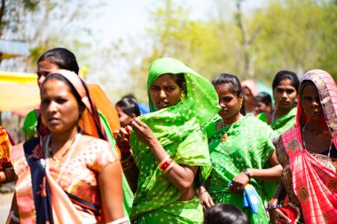ALIRAJPUR, MADHYA PRADESH, INDIA, 15 Mart 2022: Kabile kadınları Bhagoria kabile festivalinde bir araya geldiler.