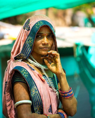 ALIRAJPUR, MADHYA PRADESH, INDIA, 15 Mart 2022: Kabile kadınları Bhagoria kabile festivalinde bir araya geldiler.