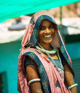 ALIRAJPUR, MADHYA PRADESH, INDIA, 15 Mart 2022: Kabile kadınları Bhagoria kabile festivalinde bir araya geldiler.