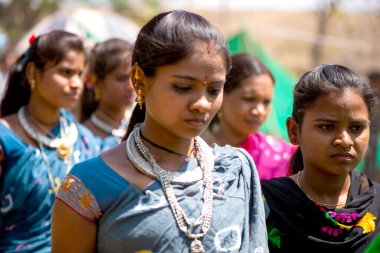 ALIRAJPUR, MADHYA PRADESH, INDIA, 15 Mart 2022: Kabile kadınları Bhagoria kabile festivalinde bir araya geldiler.