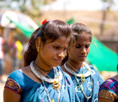 ALIRAJPUR, MADHYA PRADESH, INDIA, 15 Mart 2022: Kabile kadınları Bhagoria kabile festivalinde bir araya geldiler.