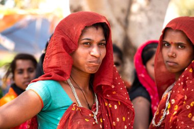 ALIRAJPUR, MADHYA PRADESH, INDIA, 15 Mart 2022: Kabile kadınları Bhagoria kabile festivalinde bir araya geldiler.