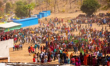 ALIRAJPUR, MADHYA PRADESH, INDIA, 15 Mart 2022: Kabile halkı Bhagoria kabile festivali için bir araya geldi..