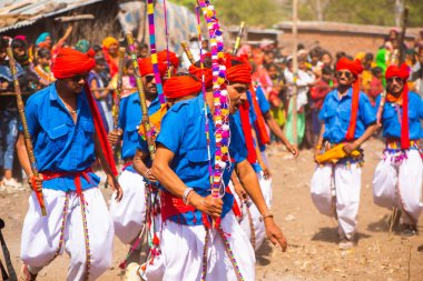  ALIRAJPUR, MADHYA PRADESH, INDIA, 15 Mart 2022: Bhagoria kabile festivali sırasında davul çalan kabile üyeleri ve erkekler, bu festivalde evlenmeden önce eşlerini seçiyorlar.