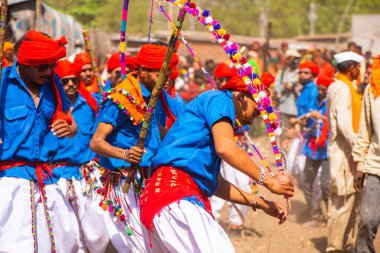  ALIRAJPUR, MADHYA PRADESH, INDIA, 15 Mart 2022: Bhagoria kabile festivalinde davul çalan kabile kadın ve erkekleri, bu festivalde evlenmeden önce erkek ve kız çocuklarını seçiyorlar