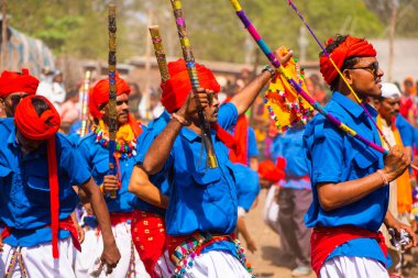  ALIRAJPUR, MADHYA PRADESH, INDIA, 15 Mart 2022: Bhagoria kabile festivalinde davul çalan kabile kadın ve erkekleri, bu festivalde evlenmeden önce erkek ve kız çocuklarını seçiyorlar