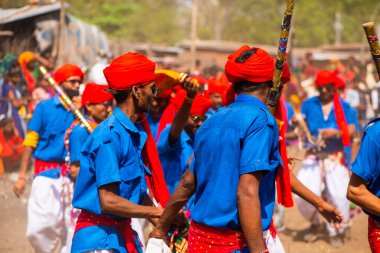  ALIRAJPUR, MADHYA PRADESH, INDIA, 15 Mart 2022: Bhagoria kabile festivalinde davul çalan kabile kadın ve erkekleri, bu festivalde evlenmeden önce erkek ve kız çocuklarını seçiyorlar