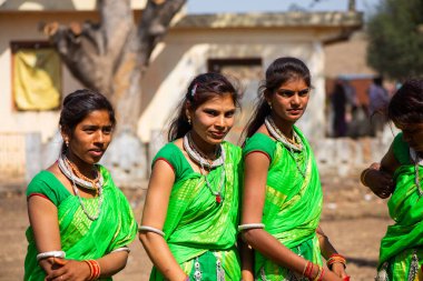 ALIRAJPUR, MADHYA PRADESH, INDIA, 15 Mart 2022: Kabile kadınları Bhagoria kabile festivalinde bir araya geldiler.
