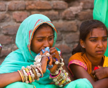 ALIRAJPUR, MADHYA PRADESH, INDIA, 15 Mart 2022: Kabile kadınları Bhagoria kabile festivalinde bir araya geldiler.