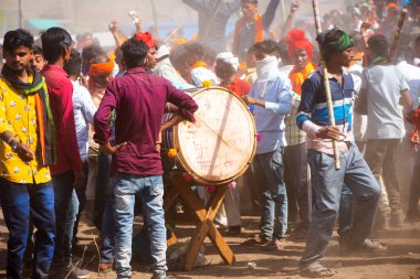  ALIRAJPUR, MADHYA PRADESH, INDIA, 15 Mart 2022: Bhagoria kabile festivali sırasında davul çalan kabile üyeleri ve erkekler, bu festivalde evlenmeden önce eşlerini seçiyorlar.