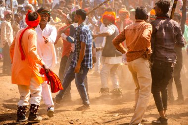  ALIRAJPUR, MADHYA PRADESH, INDIA, 15 Mart 2022: Bhagoria kabile festivali sırasında davul çalan kabile üyeleri ve erkekler, bu festivalde evlenmeden önce eşlerini seçiyorlar.