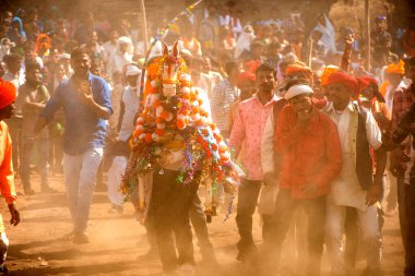 ALIRAJPUR, MADHYA PRADESH, INDIA, 15 Mart 2022: Bhagoria kabile festivali sırasında davul çalan kabile üyeleri ve erkekler, bu festivalde evlenmeden önce eşlerini seçiyorlar.