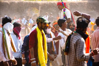  ALIRAJPUR, MADHYA PRADESH, INDIA, 15 Mart 2022: Bhagoria kabile festivali sırasında davul çalan kabile üyeleri ve erkekler, bu festivalde evlenmeden önce eşlerini seçiyorlar.