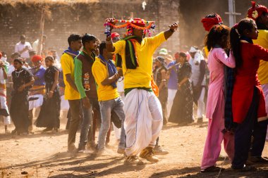 ALIRAJPUR, MADHYA PRADESH, INDIA, 15 Mart 2022: Bhagoria kabile festivali sırasında davul çalan kabile üyeleri ve erkekler, bu festivalde evlenmeden önce eşlerini seçiyorlar.