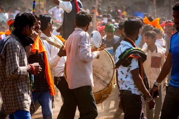  ALIRAJPUR, MADHYA PRADESH, INDIA, 15 Mart 2022: Bhagoria kabile festivalinde davul çalan kabile kadın ve erkekleri, bu festivalde evlenmeden önce erkek ve kız çocuklarını seçiyorlar