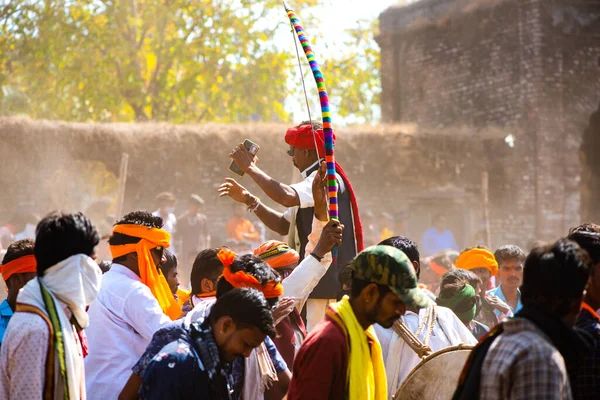  ALIRAJPUR, MADHYA PRADESH, INDIA, 15 Mart 2022: Bhagoria kabile festivalinde davul çalan kabile kadın ve erkekleri, bu festivalde evlenmeden önce erkek ve kız çocuklarını seçiyorlar