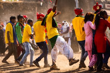  ALIRAJPUR, MADHYA PRADESH, INDIA, 15 Mart 2022: Bhagoria kabile festivali sırasında davul çalan kabile üyeleri ve erkekler, bu festivalde evlenmeden önce eşlerini seçiyorlar.